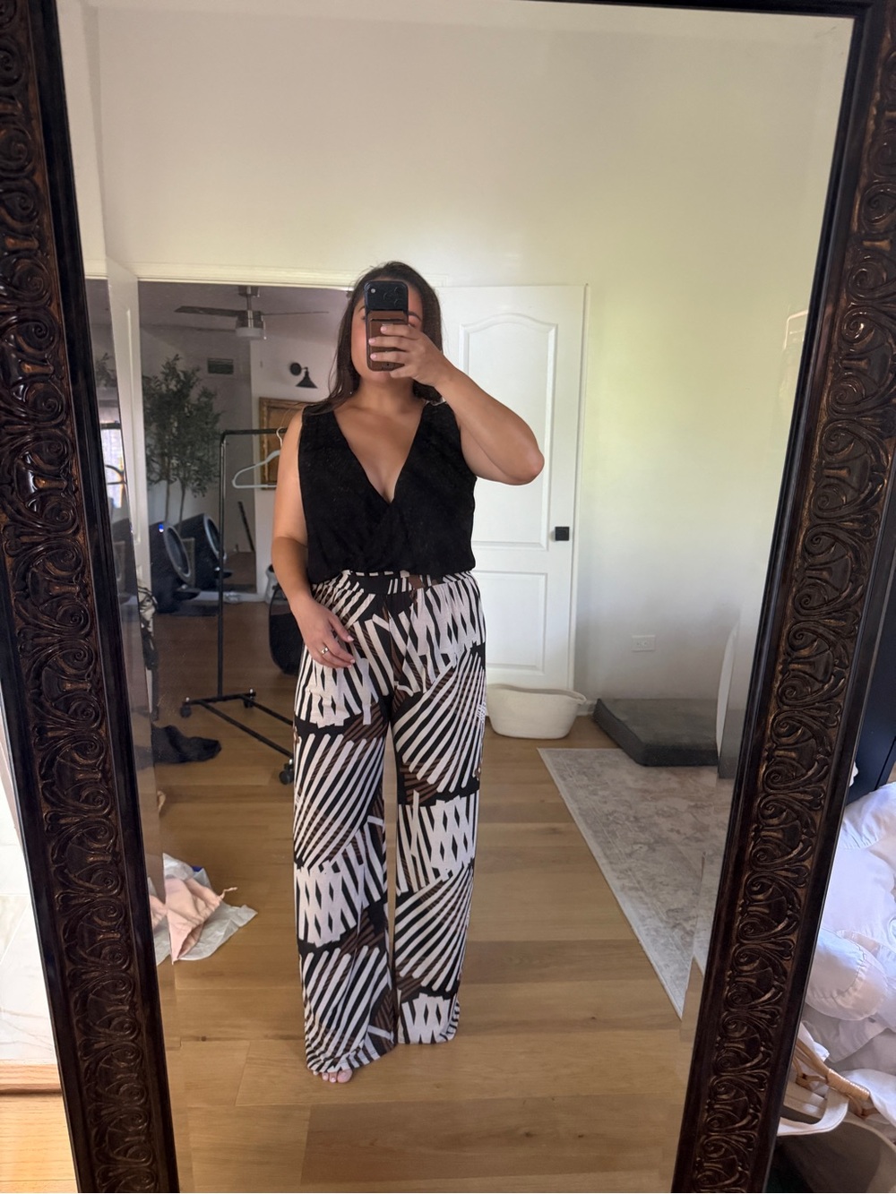 Gilli V-Neck Wide Leg Jumpsuit Flattering Womens Large Geometric Pattern